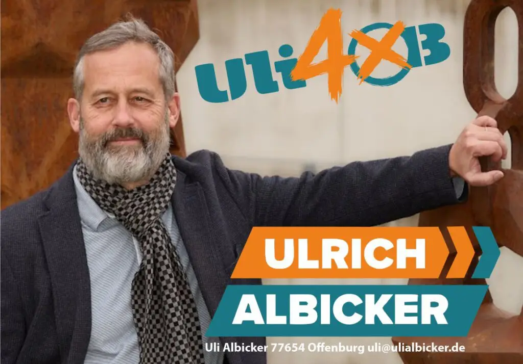 Ein grauhaariger Mann mit Bart, der einen dunklen Blazer und einen gepunkteten Schal trägt, steht lächelnd im Freien. Der Text lautet „Uli4XB, Ulrich Albicker“, und unten sind die Kontaktdaten angegeben.
