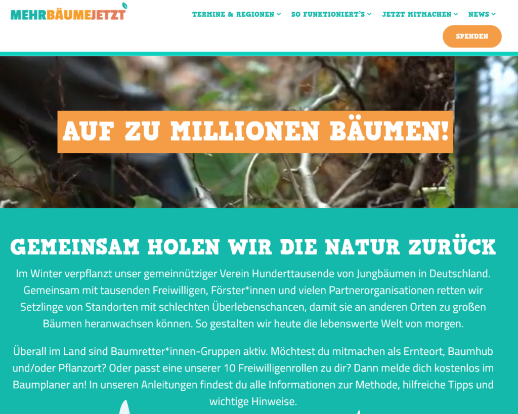 Screenshot einer deutschen Website zum Thema Wiederaufforstung in den Farben Orange und Blaugrün. Die Überschriften lauten „Auf zu Millionen Bäumen!“ und „Gemeinsam holen wir die Natur zurück“ und erläutern die Maßnahmen zur Baumpflanzung im Winter.