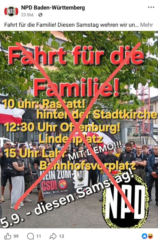 Eine Gruppe von Menschen hält bei einer Veranstaltung im Freien Transparente hoch. Ein großes rotes X überkreuzt den deutschen Text zu einer Familienveranstaltung am 5. September. Schilder der NPD und Protestschilder sind zu sehen. Im Hintergrund sind Bäume und Gebäude zu erkennen.