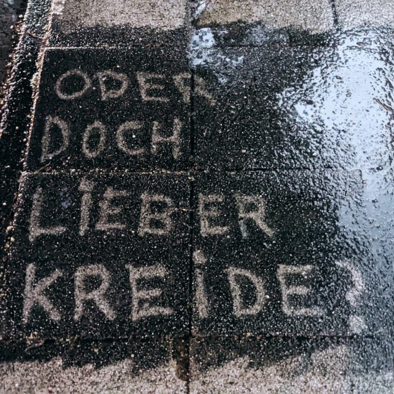 Mehr über den Artikel erfahren Wenn Kreide den eigenen Pflasterboden berührt
