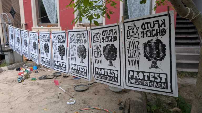 Mehr über den Artikel erfahren Wo aus Widerspruch Bilder werden: Ein Wochenende in unserer Protestwerkstatt
