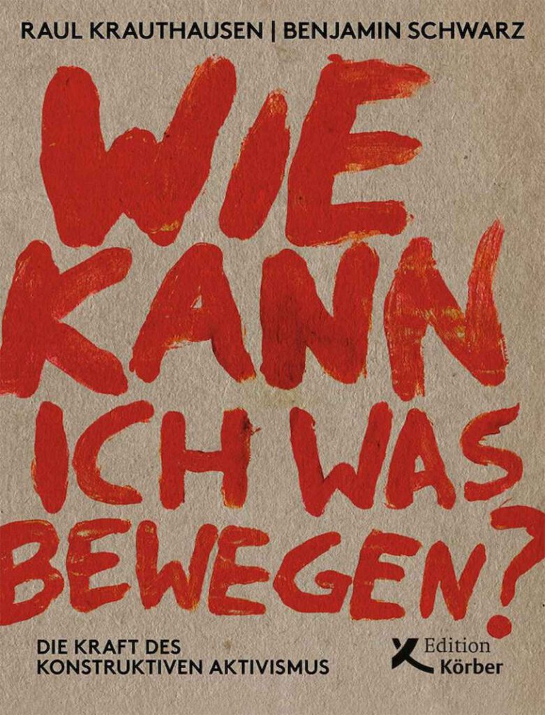 Buchcover mit großem, fettgedrucktem rotem Schriftzug: „WIE KANN ICH WAS BEWEGEN?“ Darüber stehen in kleinerer Schrift die Namen der Autoren, Raul Krauthausen und Benjamin Schwarz. Darunter steht: „Die Kraft des konstruktiven Aktivismus“.