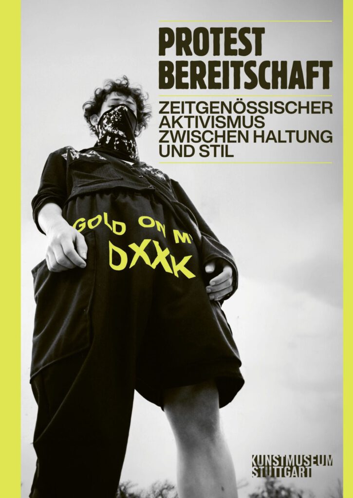 Plakat für eine Museumsausstellung mit einer Aufnahme aus der Froschperspektive einer Person, die eine Gesichtsmaske und ein T-Shirt mit der Aufschrift GOLD ON MY DXXK trägt, mit deutschem Ausstellungstext und dem Logo des Kunstmuseums Stuttgart.